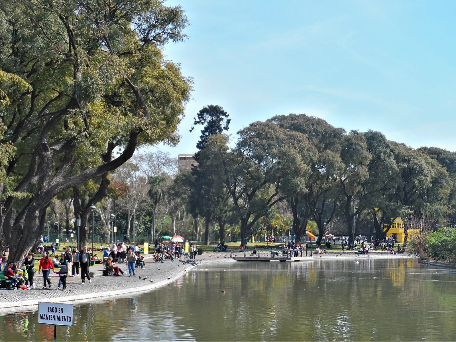El Parque Centenario con su lago artificial, espacio verde icónico en el corazón del sur de Caballito