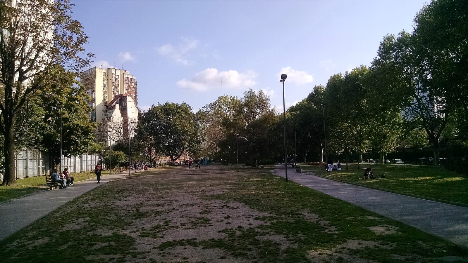 Plaza Giordano Bruno en Caballito, un espacio verde triangular característico del barrio