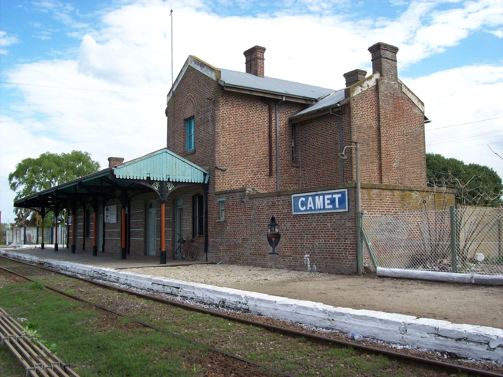 Vista del edificio de la Estación Camet desde el andén