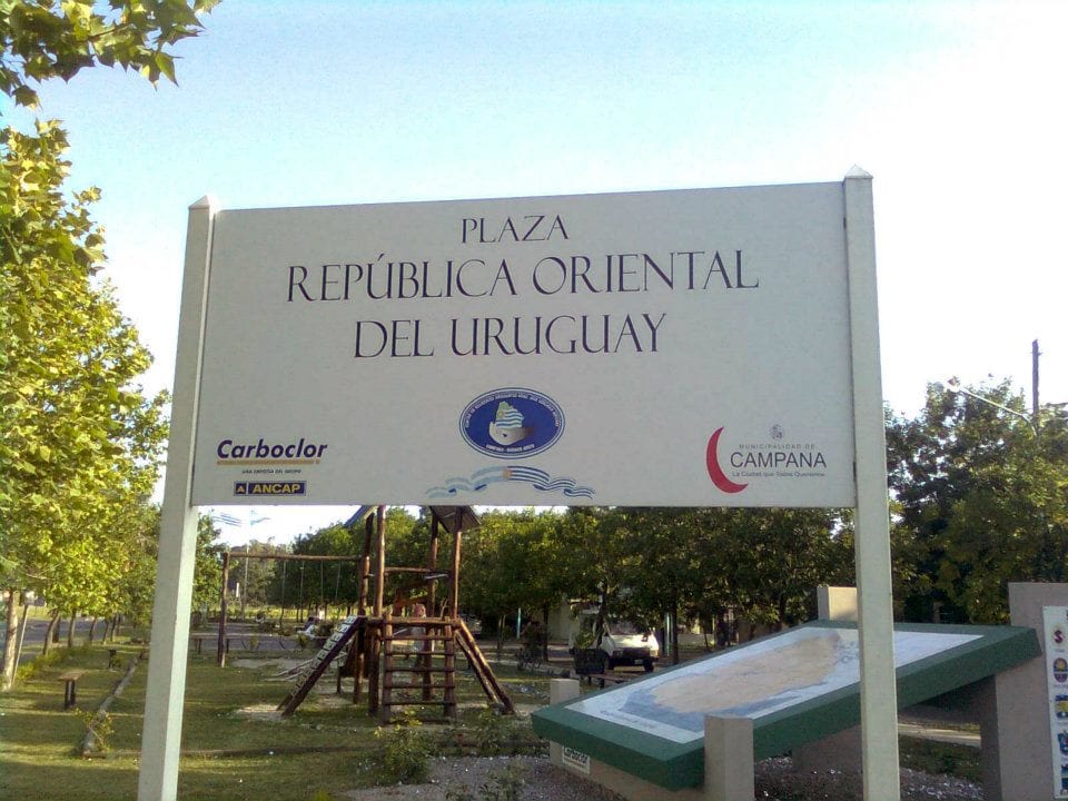 Plaza República Oriental del Uruguay, espacio verde del centro histórico de Campana