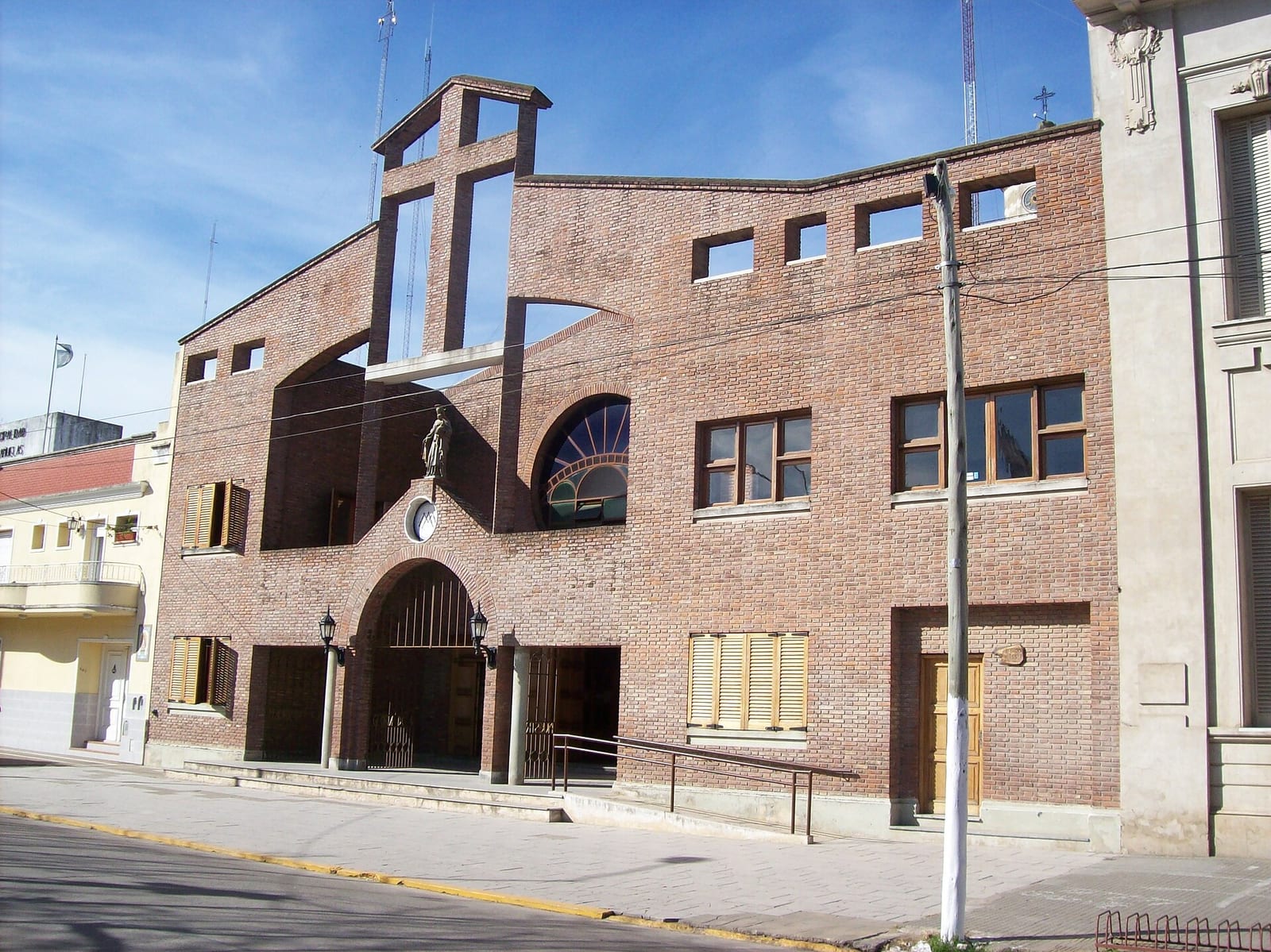 Iglesia Nuestra Señora del Carmen frente a la Plaza San Martín, Cañuelas
