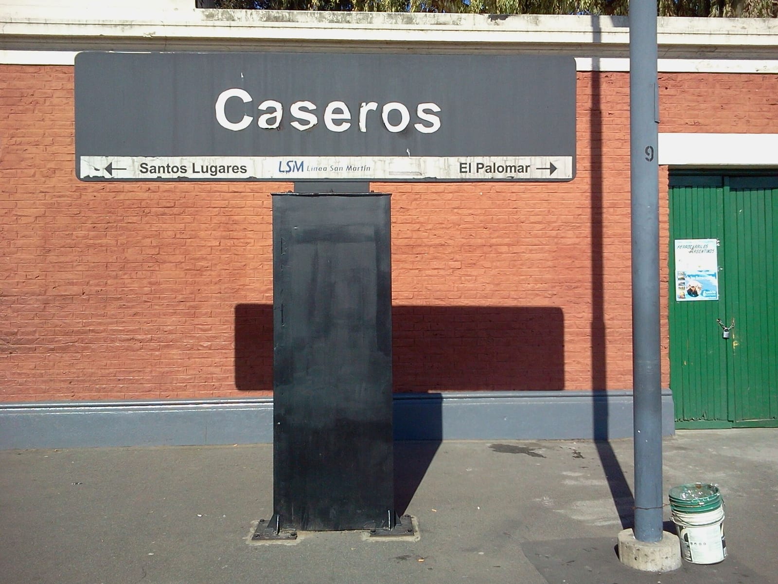 Cartel identificador de la Estación Caseros del Ferrocarril General San Martín, servicio ferroviario que conecta Caseros con el centro de Buenos Aires.