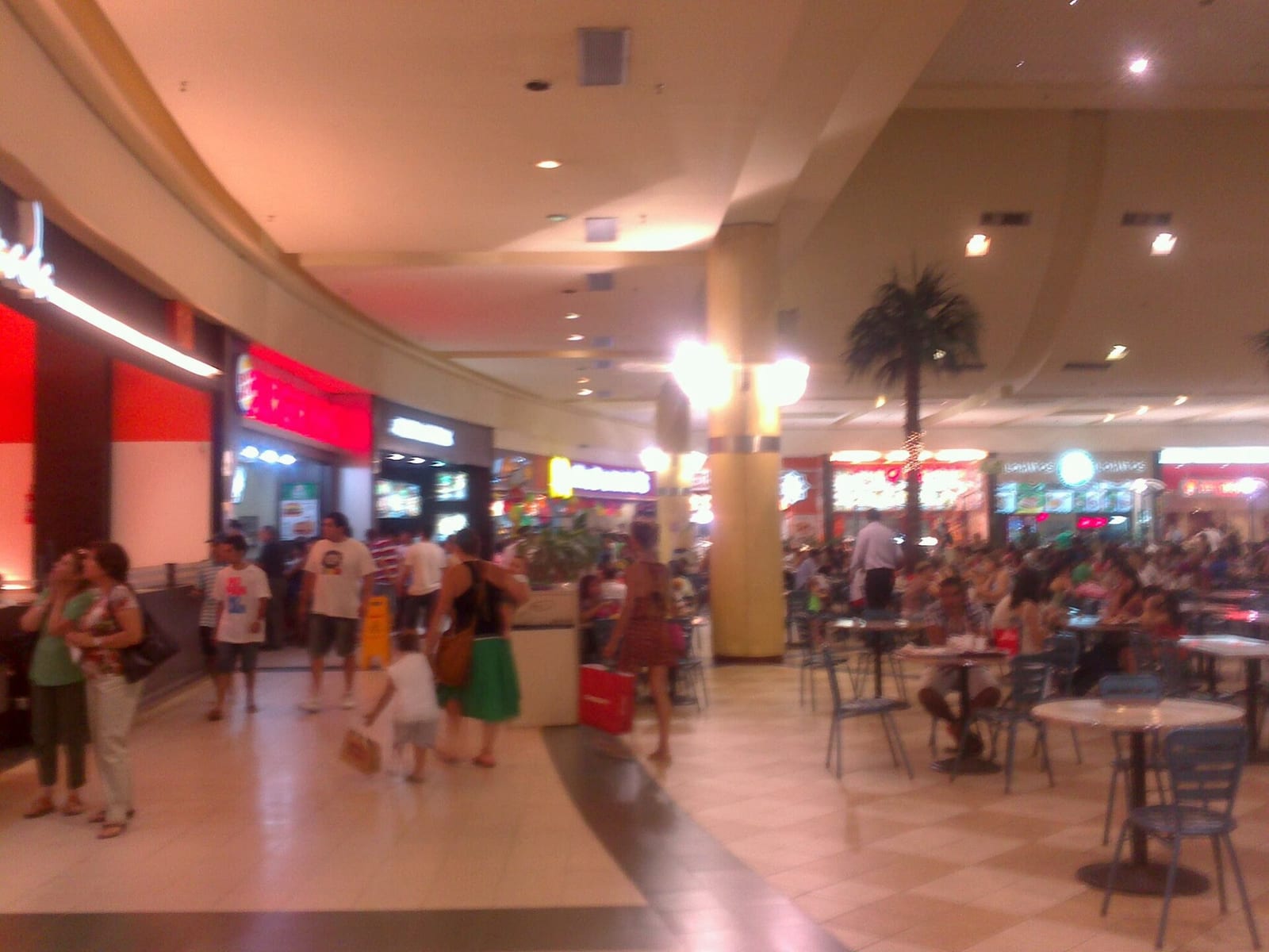 Shopping Plaza Oeste en Castelar, uno de los grandes centros comerciales del GBA oeste