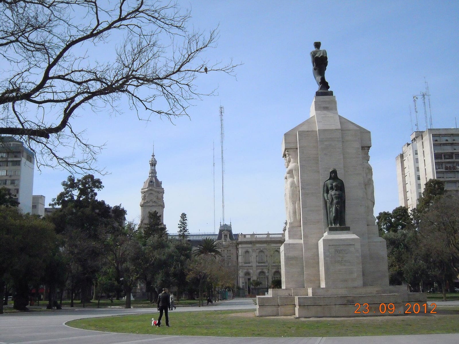 Plaza Rivadavia con la estatua de Bernardino Rivadavia, corazón del Centro bahiense