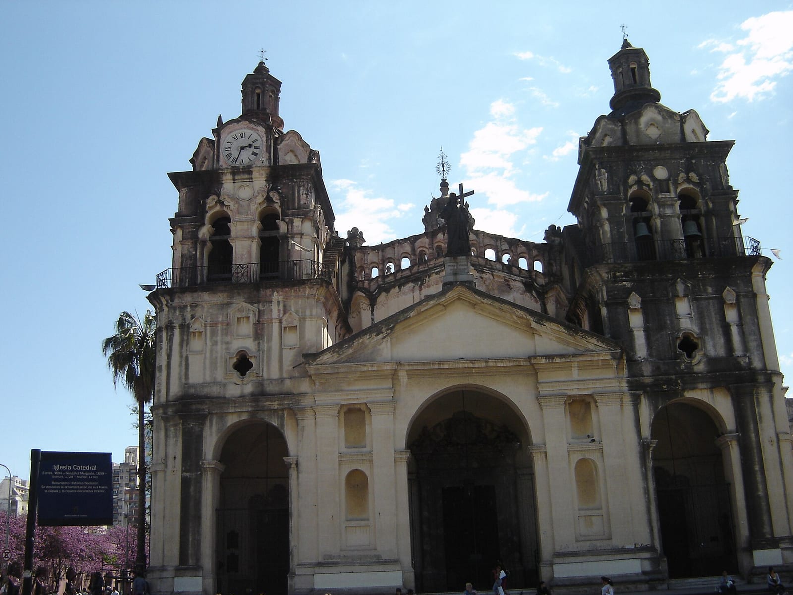 Fachada principal de la Catedral Metropolitana de Córdoba, sobre la Plaza San Martín