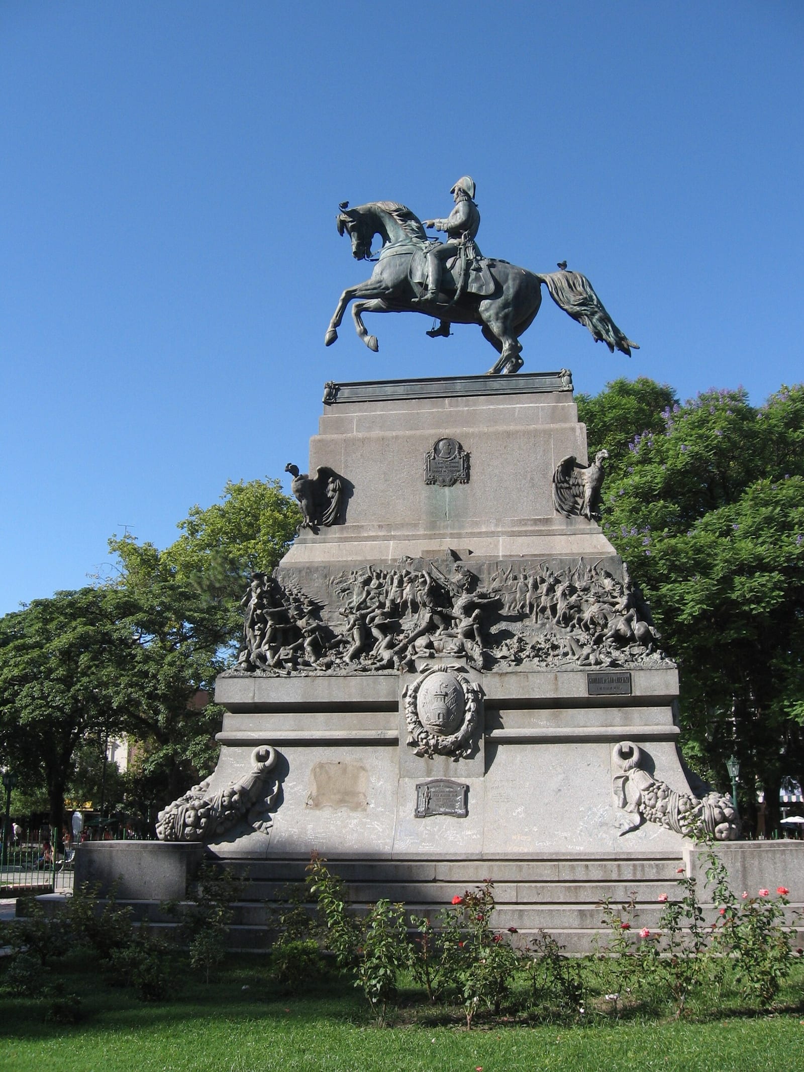 Estatua ecuestre en la Plaza San Martín, el corazón histórico del Centro de Córdoba
