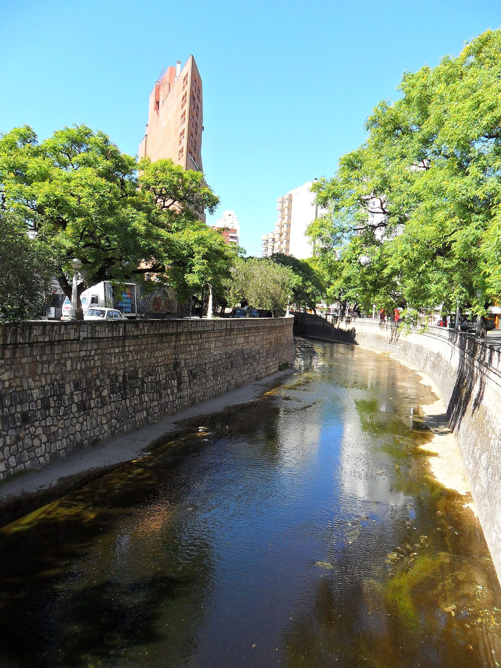 La Cañada, canal arbolado con puentes de piedra e ícono paisajístico del Centro de Córdoba
