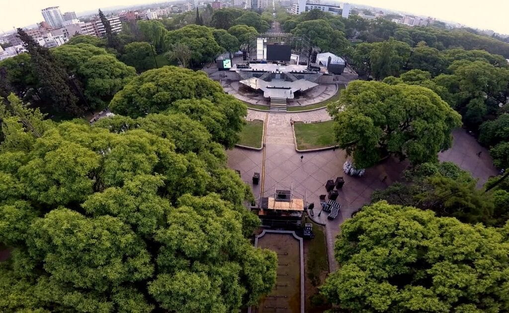 Vista aérea de la Plaza Independencia, corazón del Centro de Mendoza (2015)