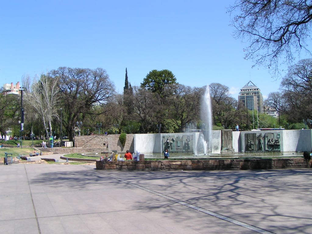 Plaza Independencia de Mendoza con su fuente central