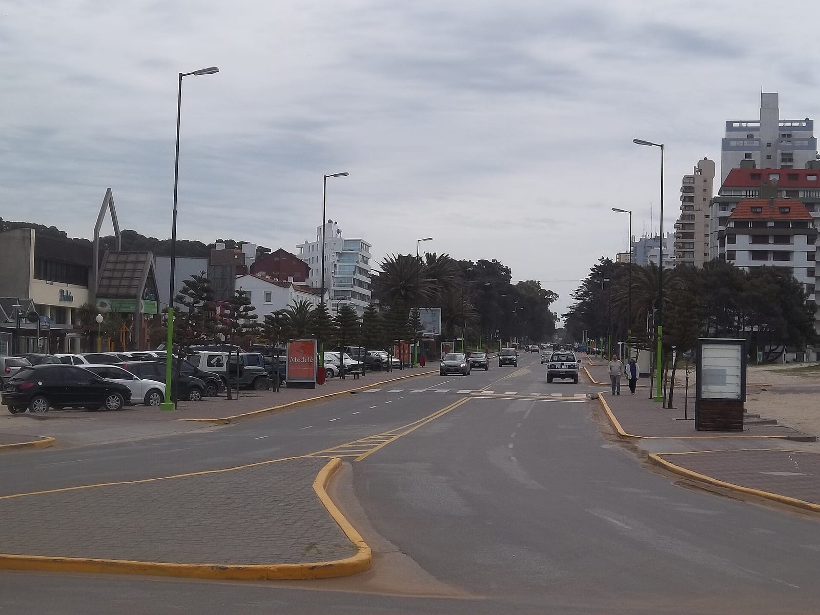 Avenida Jorge Bunge desde la rotonda, el eje comercial del Centro de Pinamar