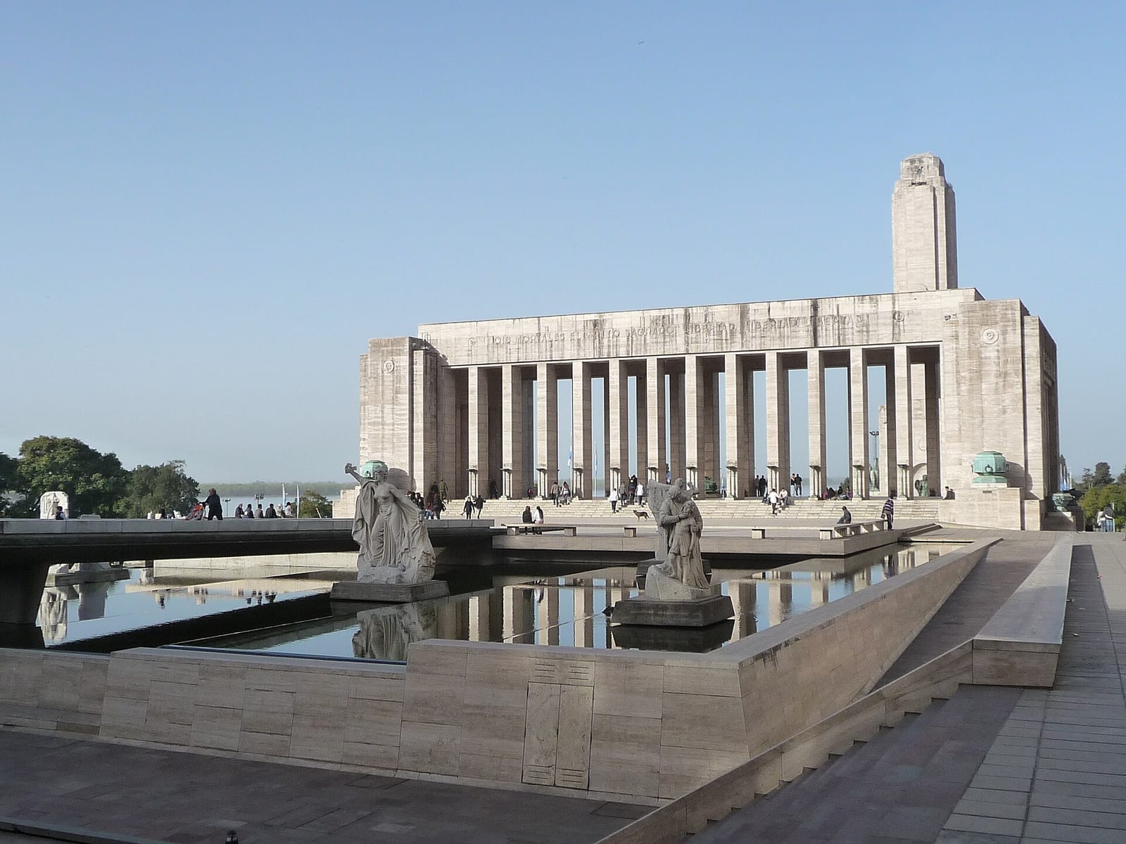 Vista frontal del Monumento a la Bandera en Rosario, Santa Fe