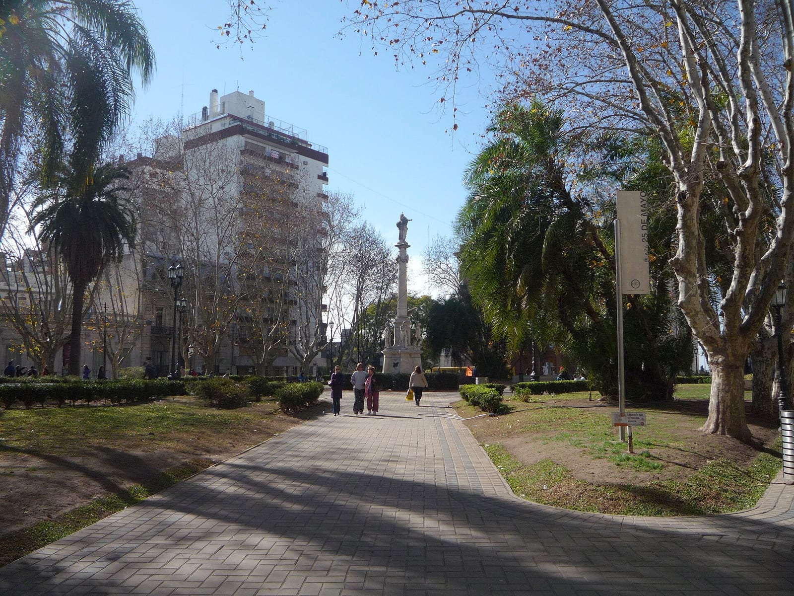Plaza 25 de Mayo en el centro histórico de Rosario, con el Palacio de los Leones al fondo