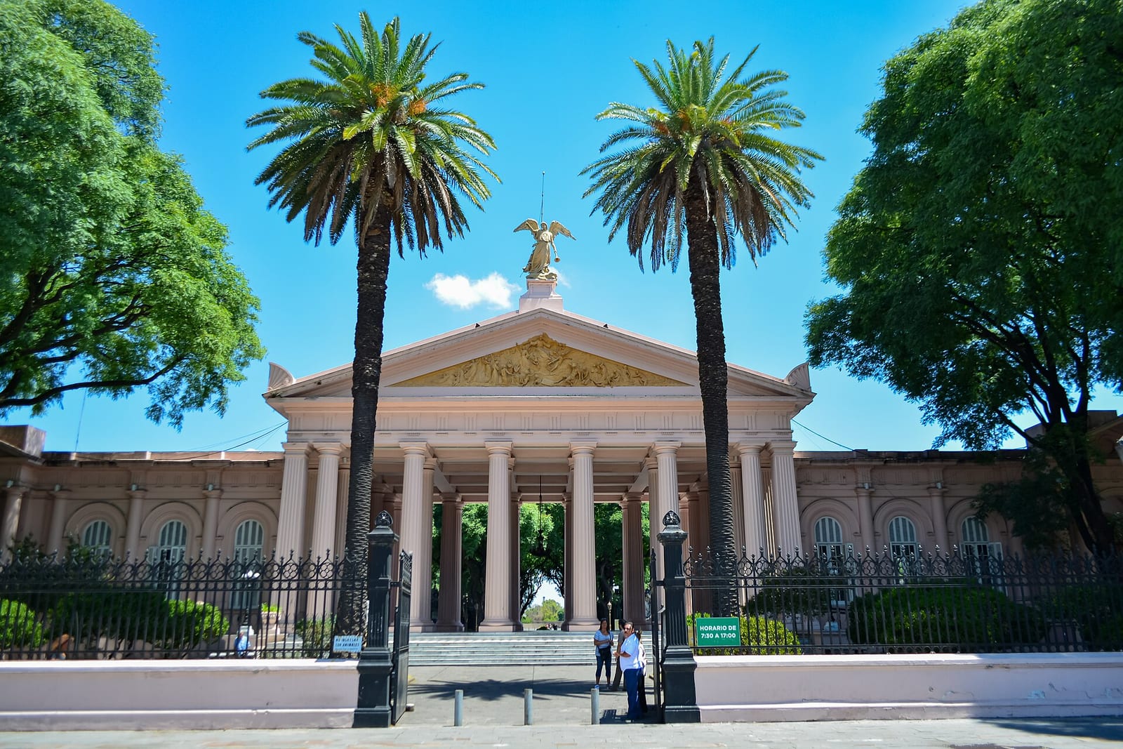 Puerta principal del Cementerio de la Chacarita, construida en 1888