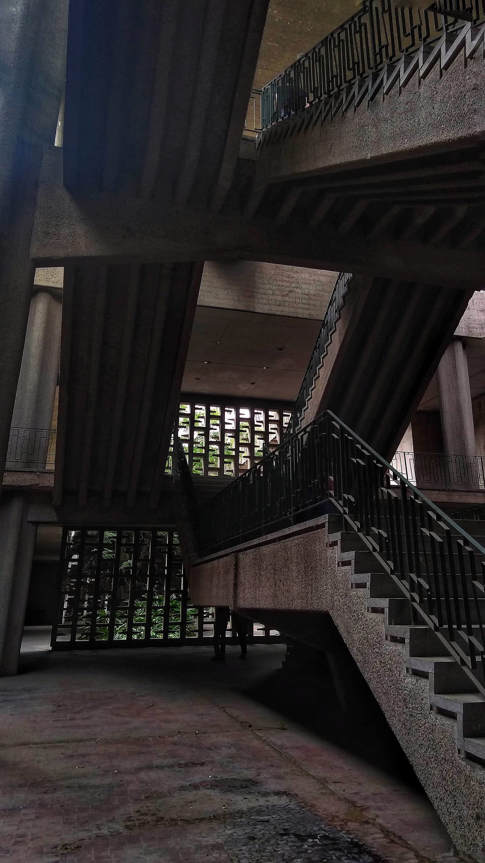 Escaleras interiores del Cementerio de la Chacarita