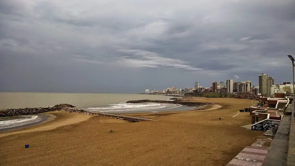 Playa de Mar del Plata sobre el Atlántico, a pocas cuadras del barrio Chauvín
