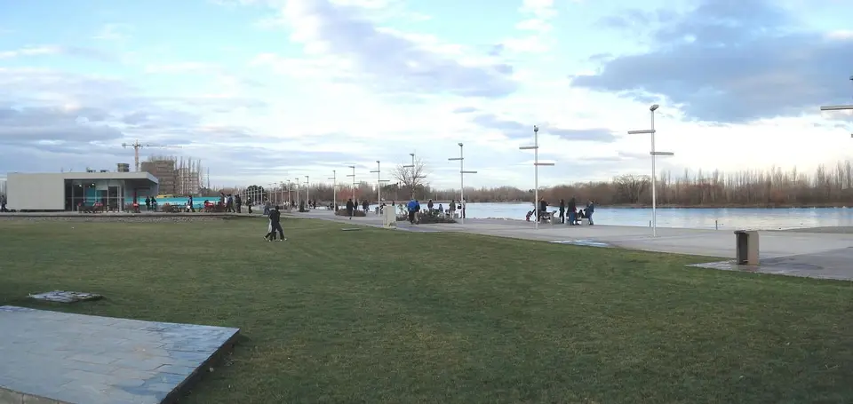 Paseo de la Costa sobre el río Limay, Neuquén Capital