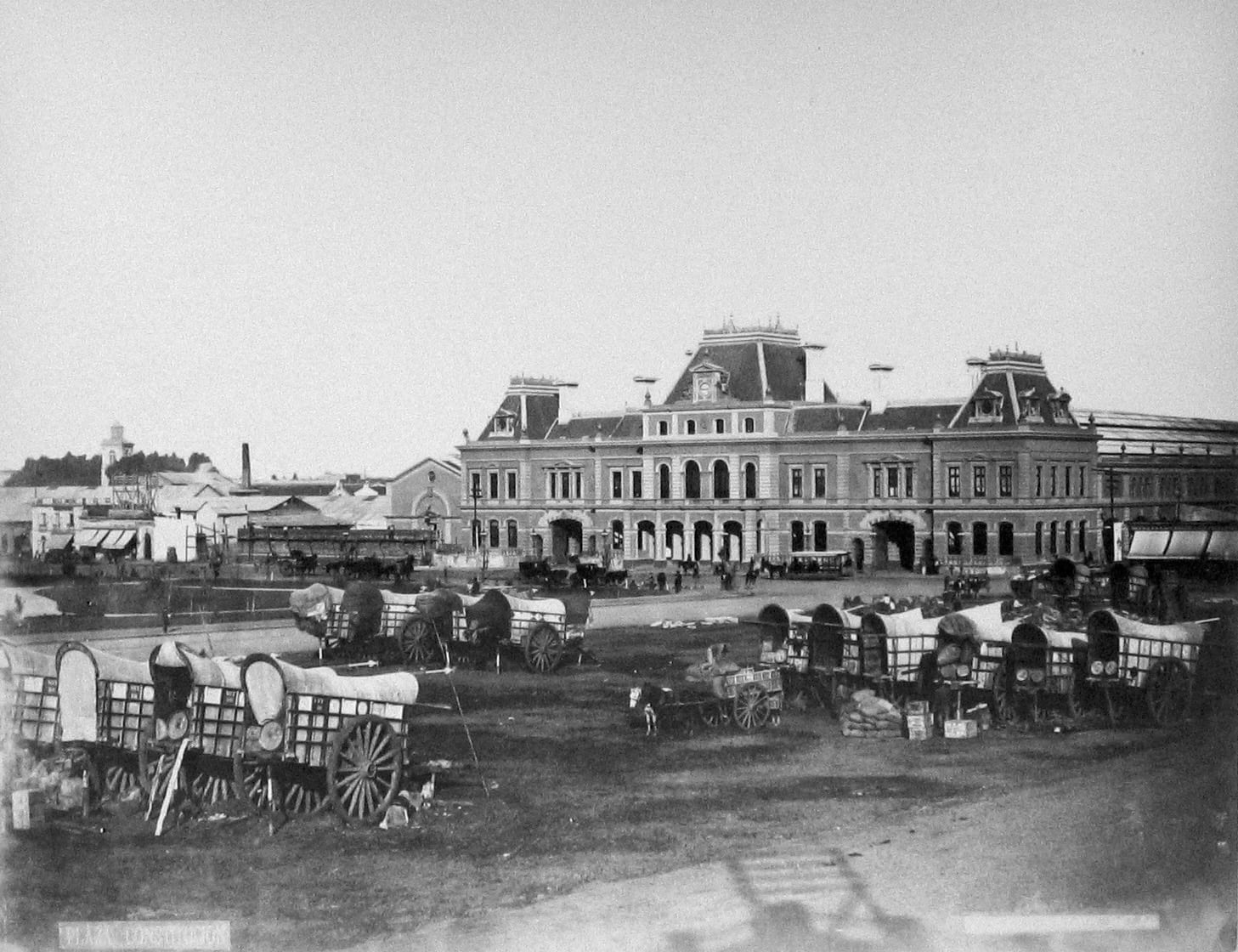 Plaza Constitución y la histórica fachada de la estación ferroviaria, Buenos Aires
