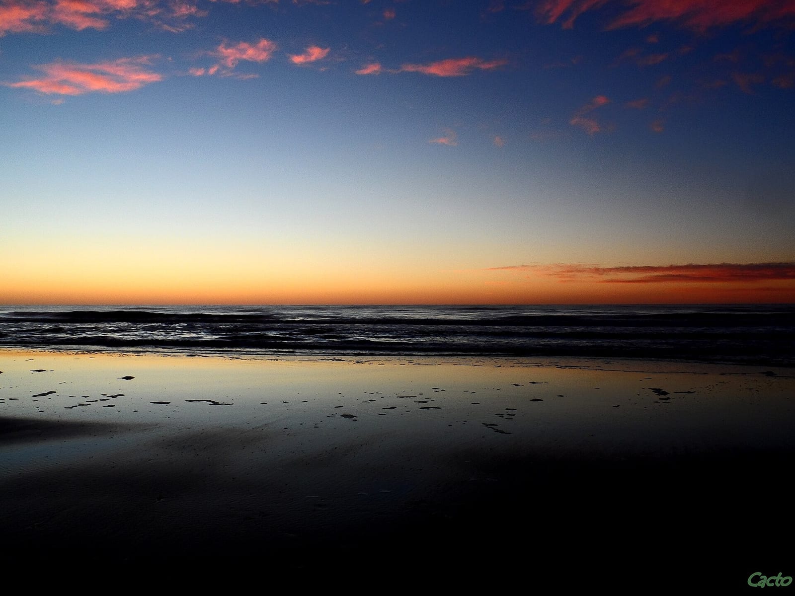 Amanecer en Pinamar, costa atlántica de Buenos Aires, a 10 km de Costa Esmeralda