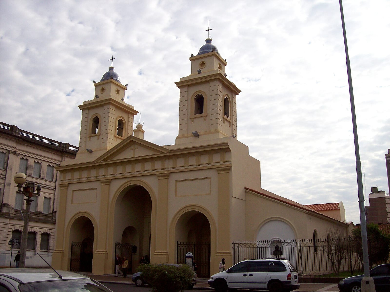 Catedral Metropolitana de Santa Fe de la Vera Cruz, frente a la Plaza de Mayo del Centro histórico