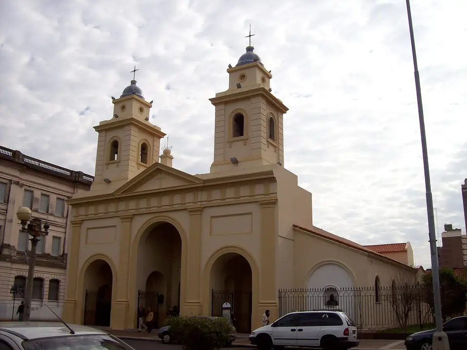 Catedral Metropolitana de Santa Fe de la Vera Cruz, frente a la Plaza de Mayo del Centro histórico