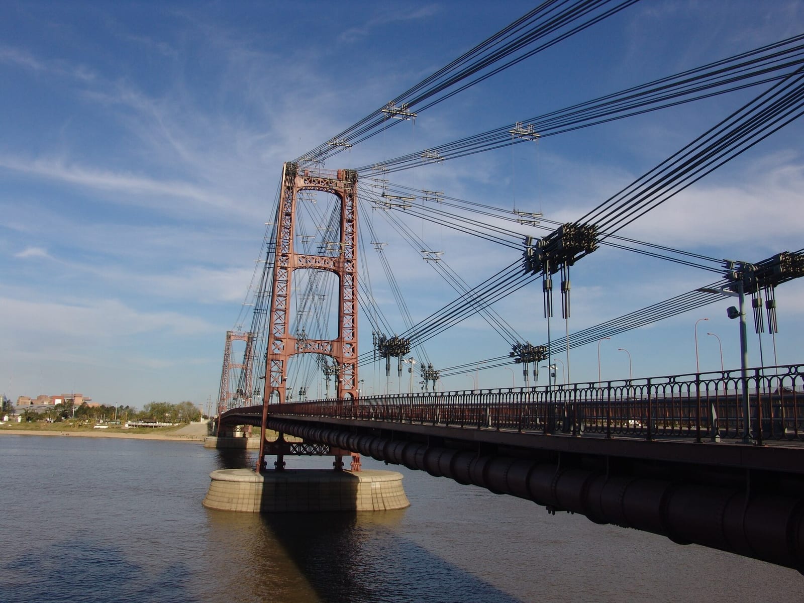 Puente Colgante de Santa Fe sobre el río, obra de ingeniería histórica inaugurada en 1928