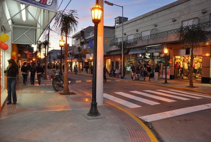 Centro comercial de Don Torcuato sobre Avenida del Trabajo