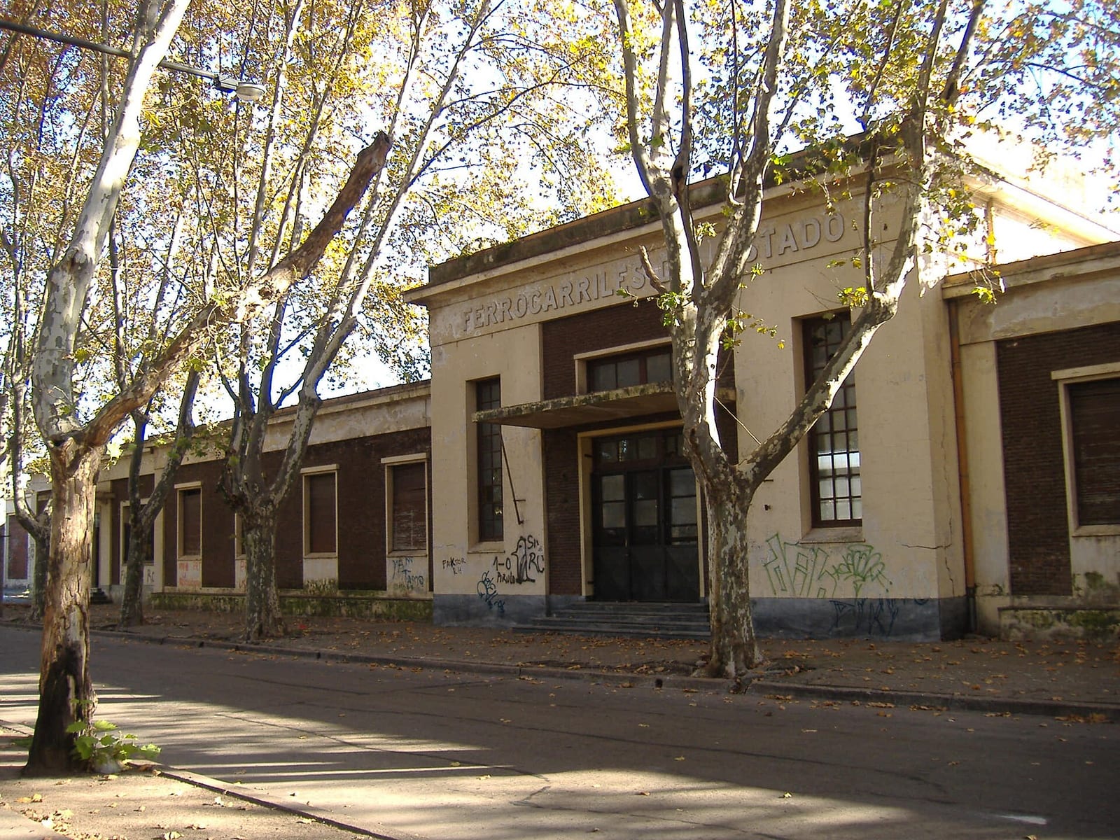 Frente de la Estación Rosario Oeste, en el barrio Echesortu, Rosario. El edificio, inaugurado en 1917 como terminal del Ferrocarril Central Córdoba, permanece abandonado desde 1993.