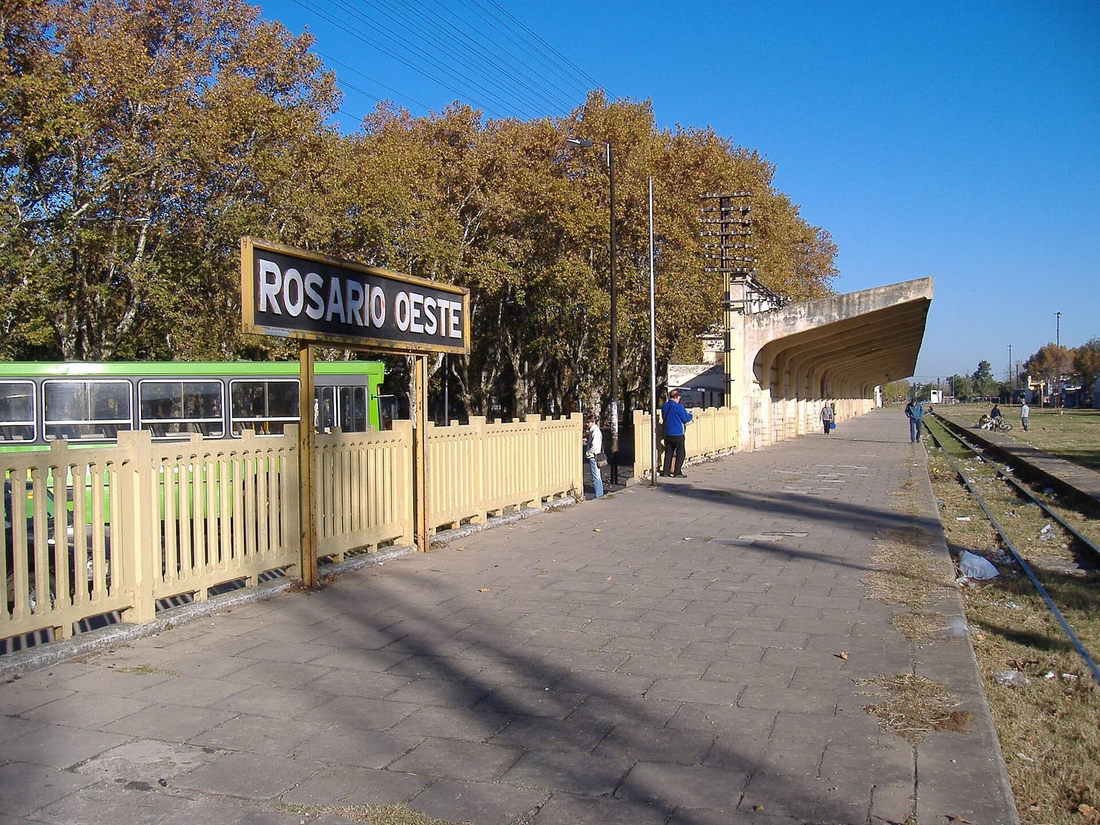 Cartel de la Estación Rosario Oeste, frente a la Plaza Ciro Echesortu en el barrio homónimo de Rosario.