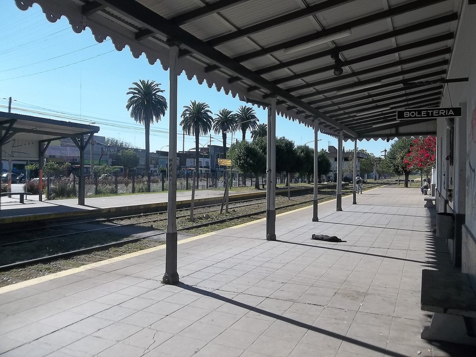 Lateral oeste de la estación General Rodríguez del Ferrocarril Sarmiento, corazón histórico de la ciudad