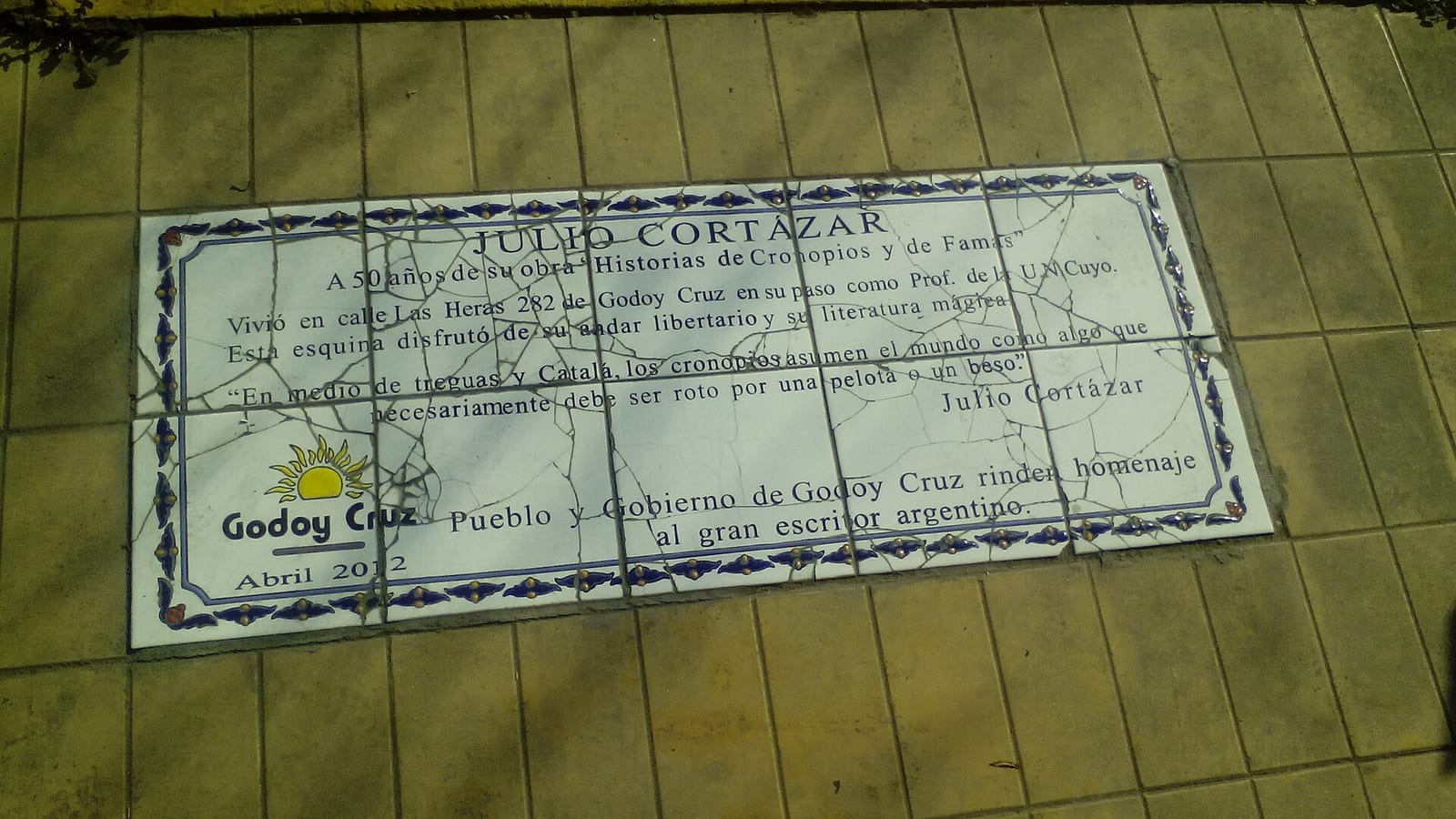 Placa conmemorativa donde vivió Julio Cortázar en Godoy Cruz