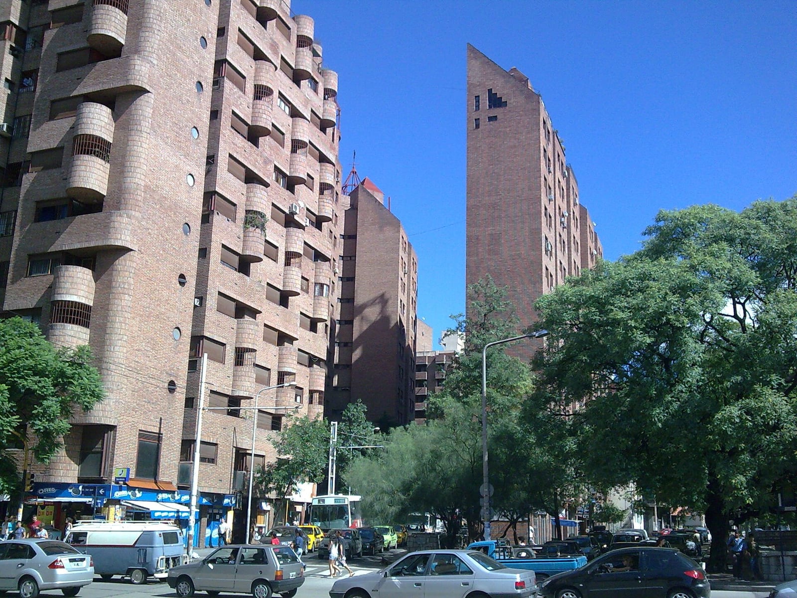 Edificios sobre la calle Belgrano en el barrio Güemes, Córdoba