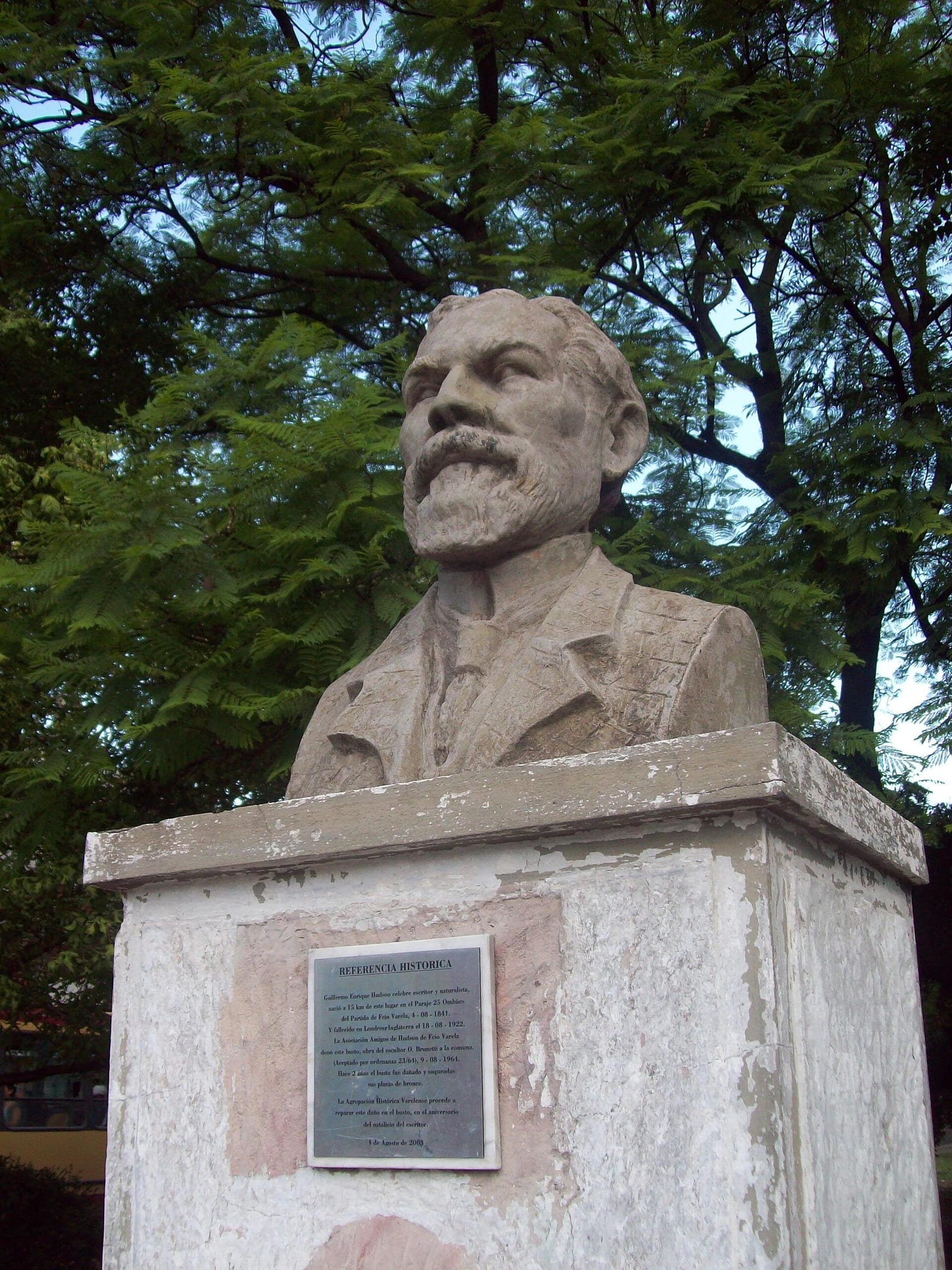 Monumento a Guillermo Enrique Hudson en Florencio Varela, zona de nacimiento del naturalista que da nombre a la localidad