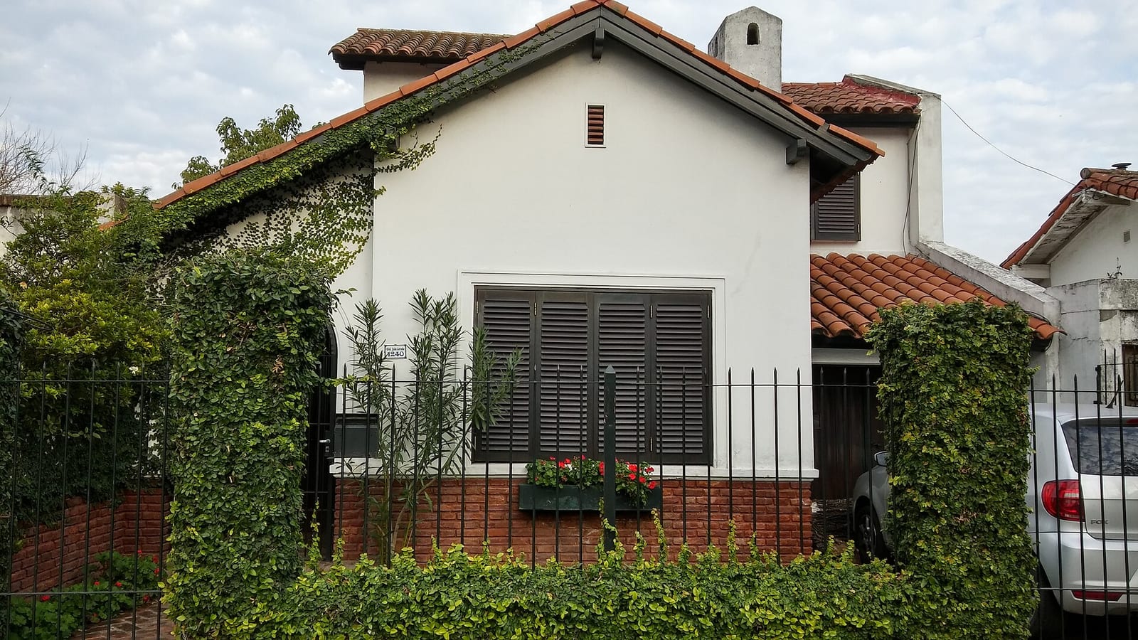 Chalet californiano típico de las calles residenciales de Ituzaingó, el Jardín del Oeste