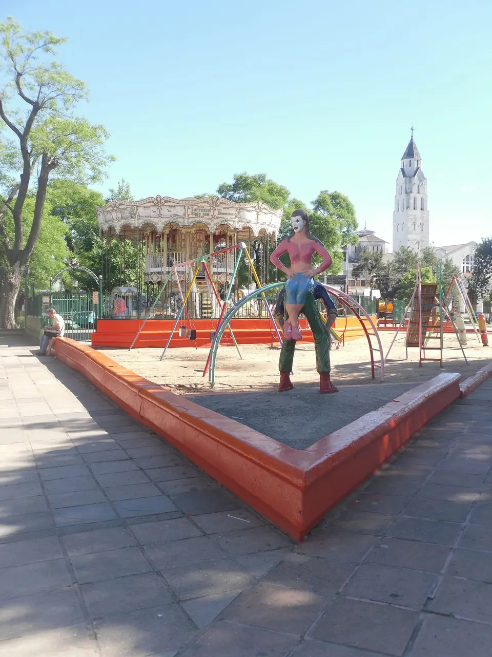 Plaza central de Ituzaingó, punto de encuentro de los vecinos del partido