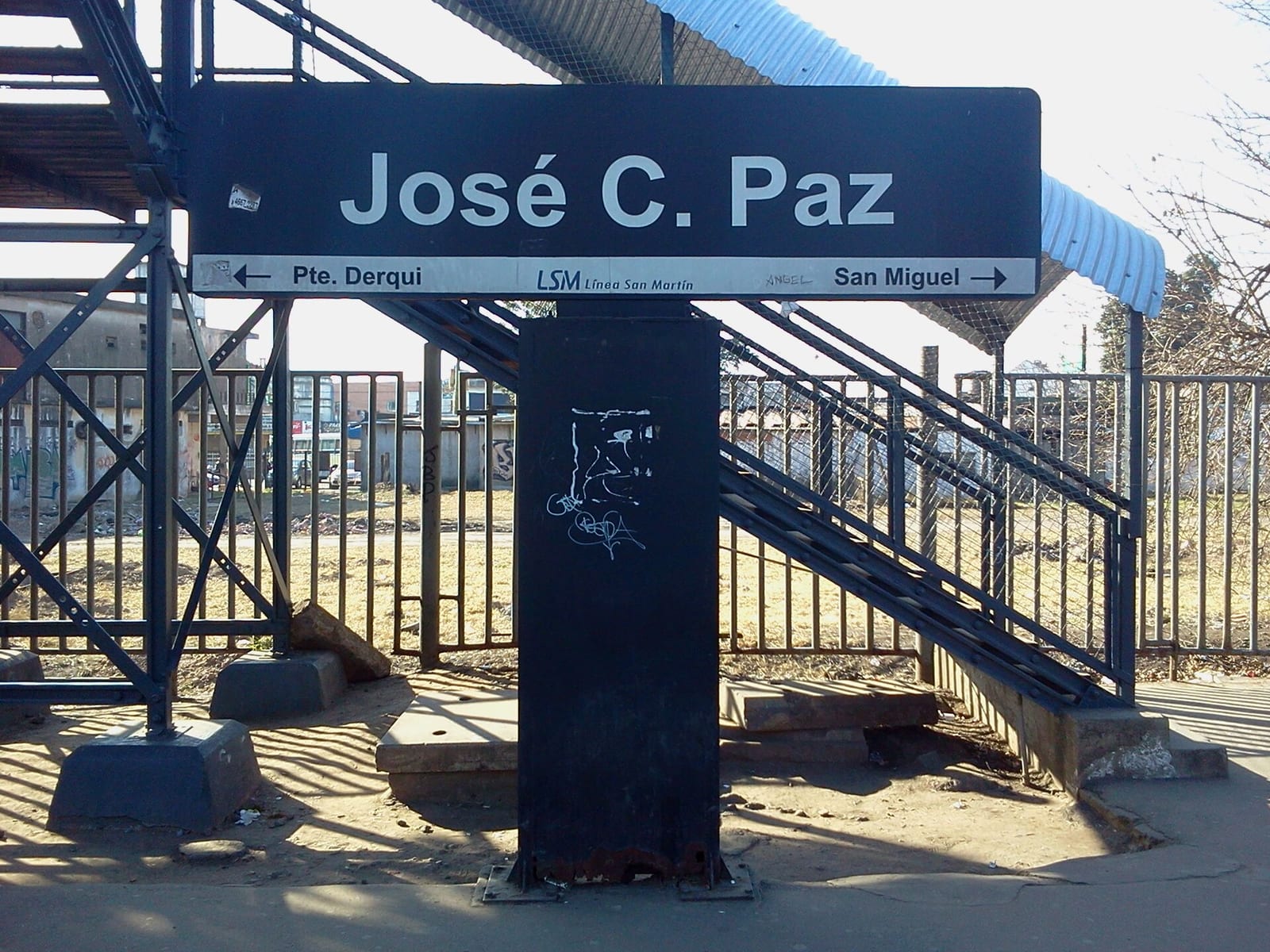 Señalética de la estación José C. Paz del Ferrocarril San Martín, partido limítrofe