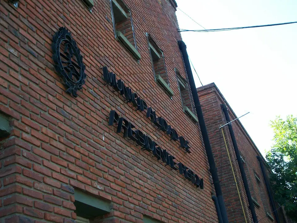 Edificio de la Municipalidad de Presidente Perón, cabecera del partido donde se ubica La Alameda