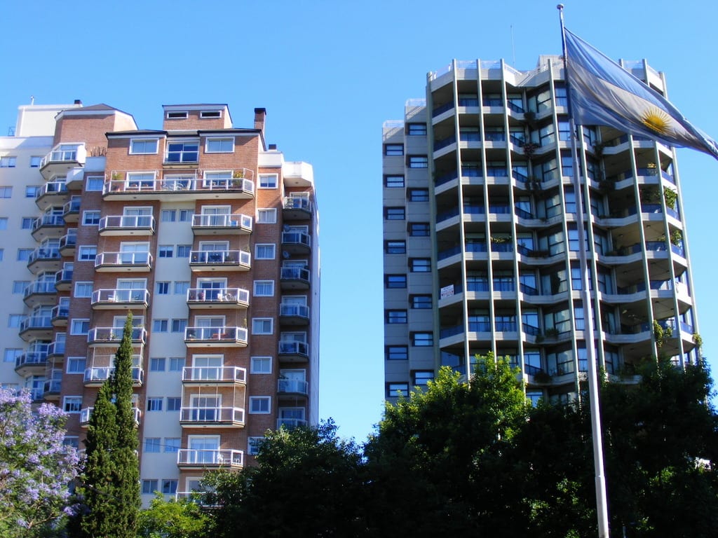 Edificios modernos en Ramos Mejía sobre calle Juan Bautista Alberdi