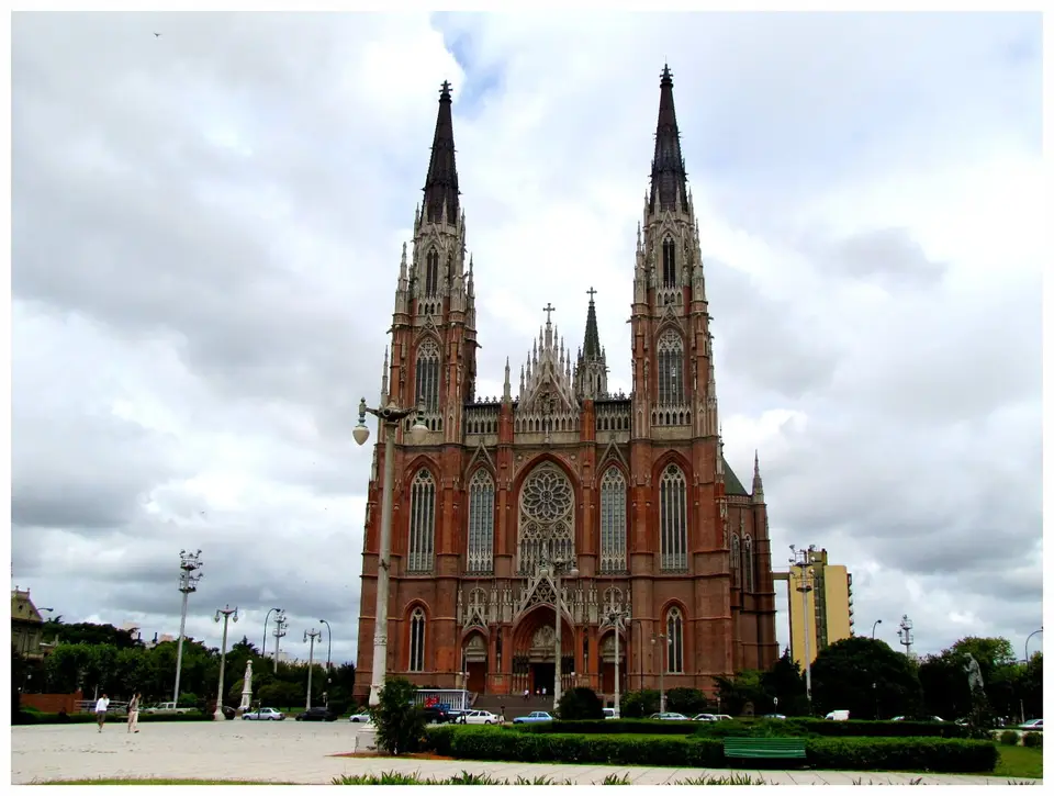 Catedral de La Plata, vista panorámica desde Plaza Moreno