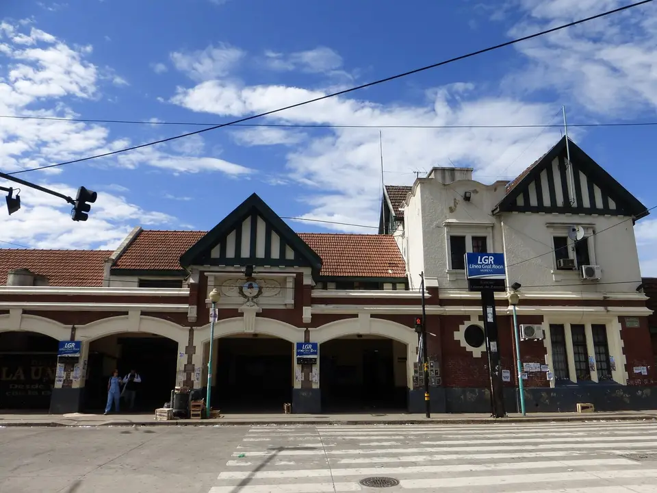 Fachada de la estación Lomas de Zamora del Ferrocarril Roca, eje histórico de la ciudad