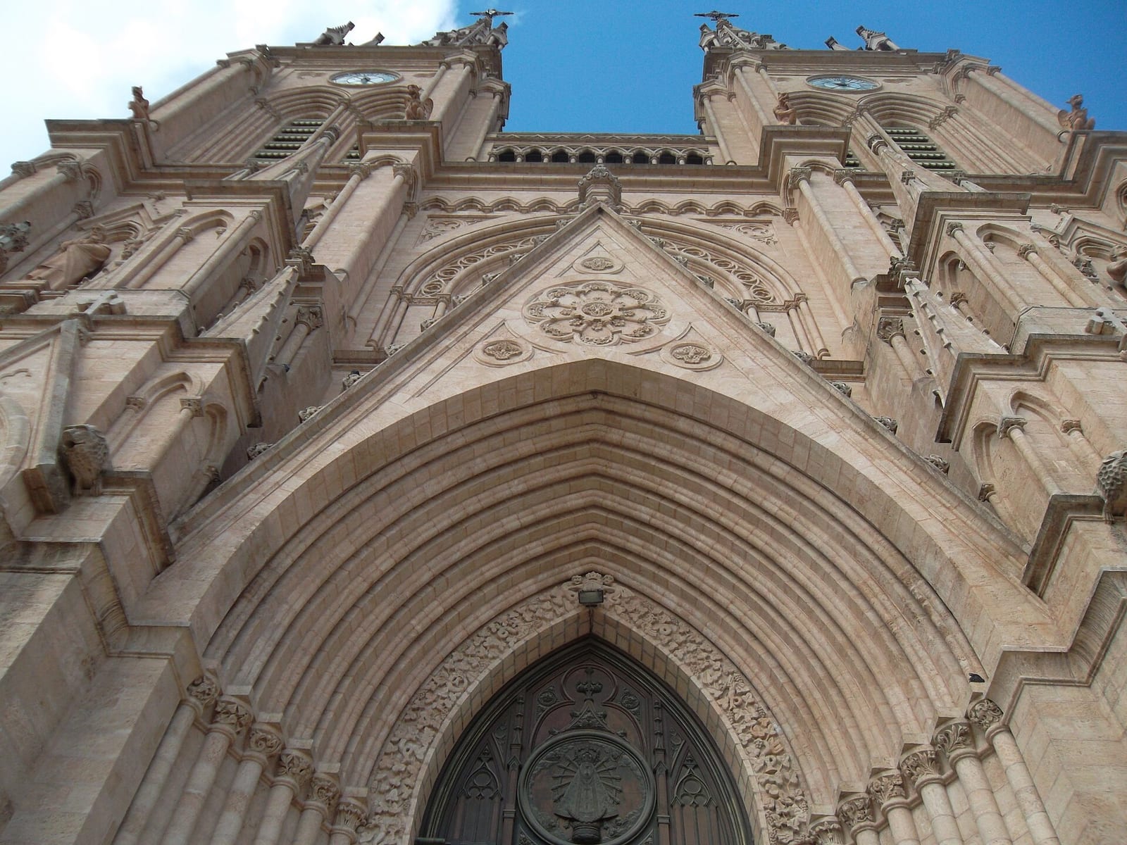 Entrada y fachada de la Basílica de Nuestra Señora de Luján, principal santuario mariano de Argentina