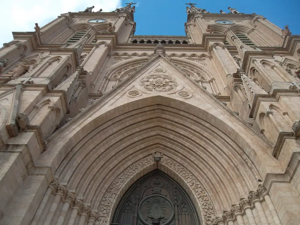 Entrada y fachada de la Basílica de Nuestra Señora de Luján, principal santuario mariano de Argentina