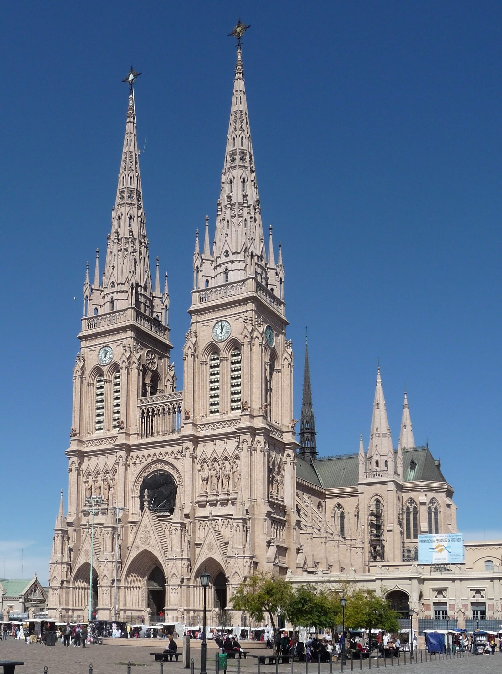 Basílica de Nuestra Señora de Luján, obra neogótica de 1890-1910 con torres de 106 metros