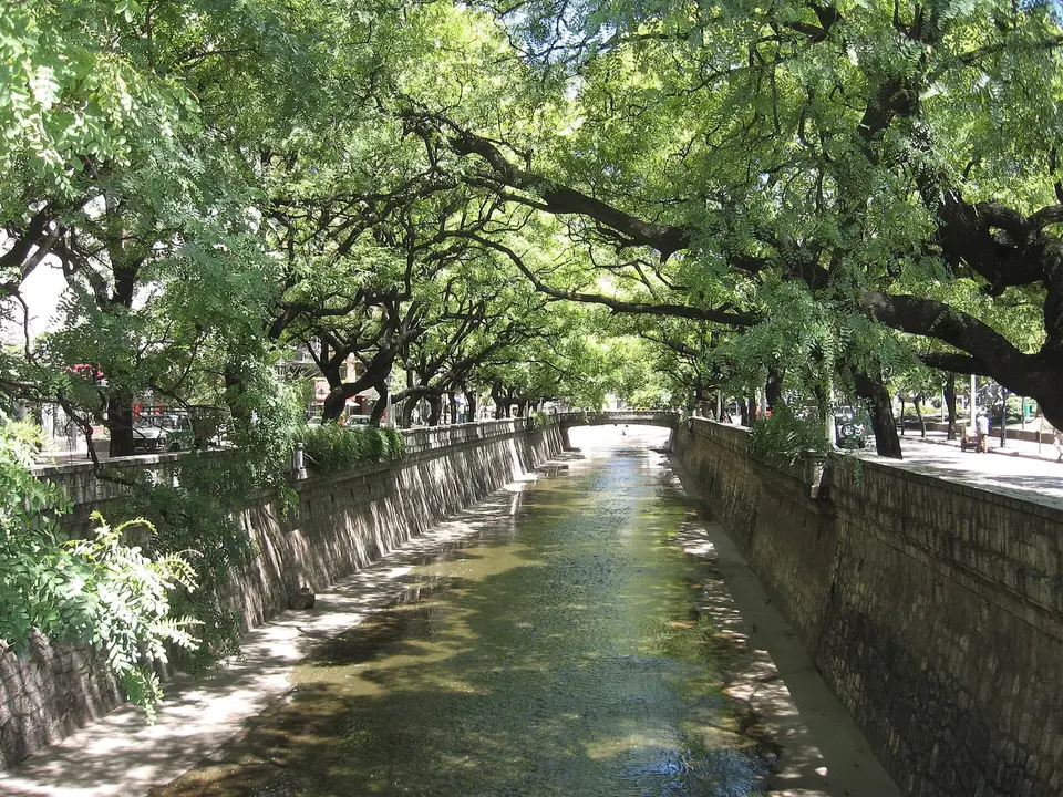 Arroyo La Cañada en Córdoba, el mismo curso de agua que atraviesa el Parque La Cañada en Manantiales