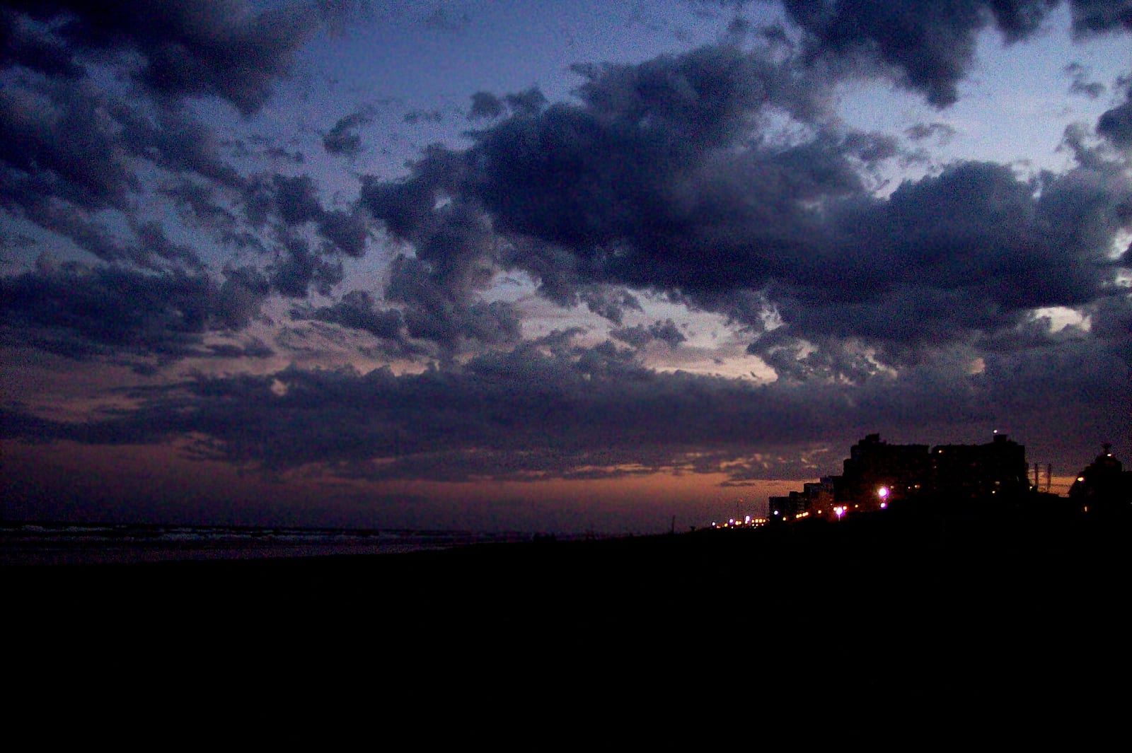 Puesta de sol sobre la playa de Mar de Ajó