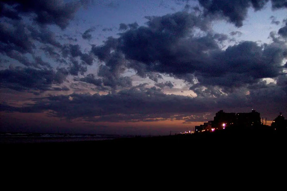 Puesta de sol sobre la playa de Mar de Ajó