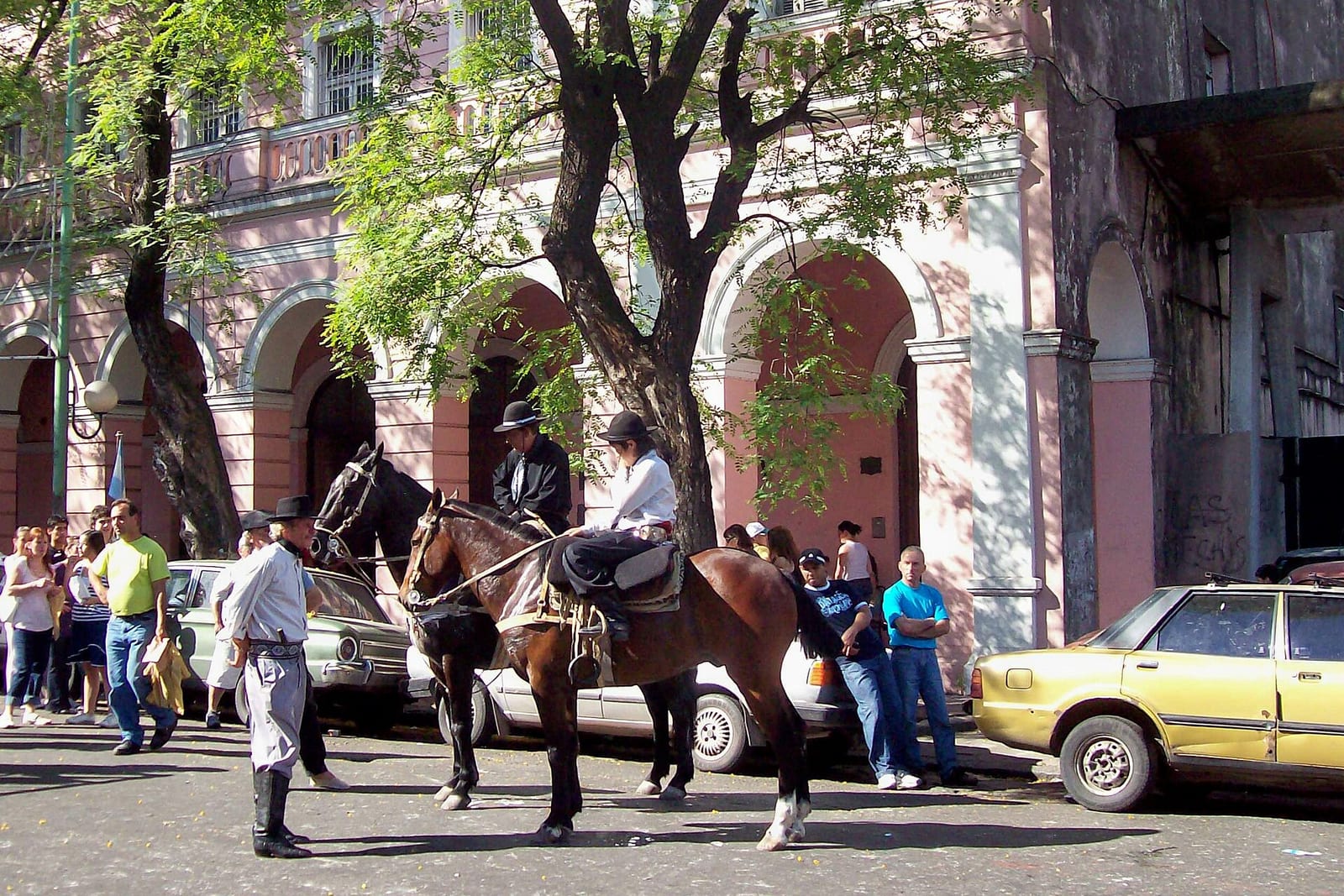 Gauchos en la Feria de Mataderos, la feria de tradiciones criollas porteña