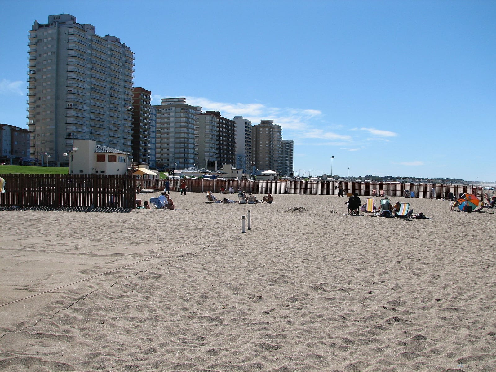 Vista de la playa de Miramar con su costa atlántica y médanos naturales