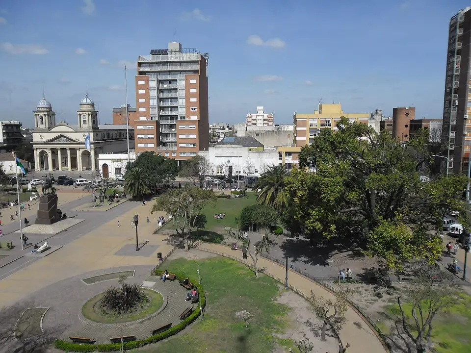 Centro cívico de Morón con la Catedral del Buen Viaje y la municipalidad histórica
