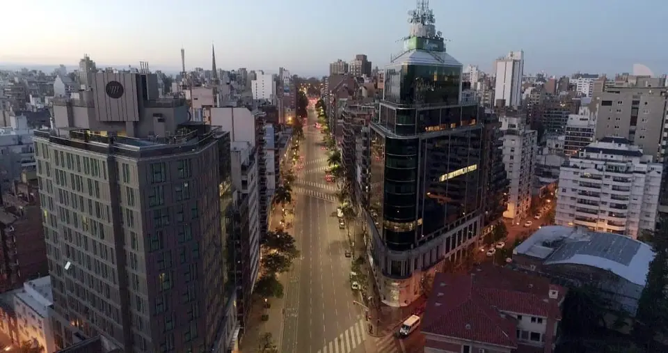 Avenida Hipólito Yrigoyen con la Torre Ecipsa al fondo, eje central de Nueva Córdoba