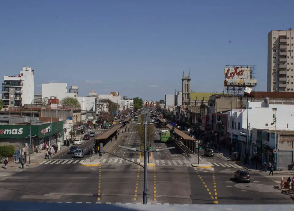 Avenida Sáenz con el Puente Alsina al fondo y el Santuario Nuestra Señora del Rosario de Pompeya a la derecha, Nueva Pompeya